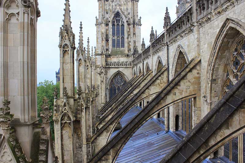 Uçan payanda katedral örneği.