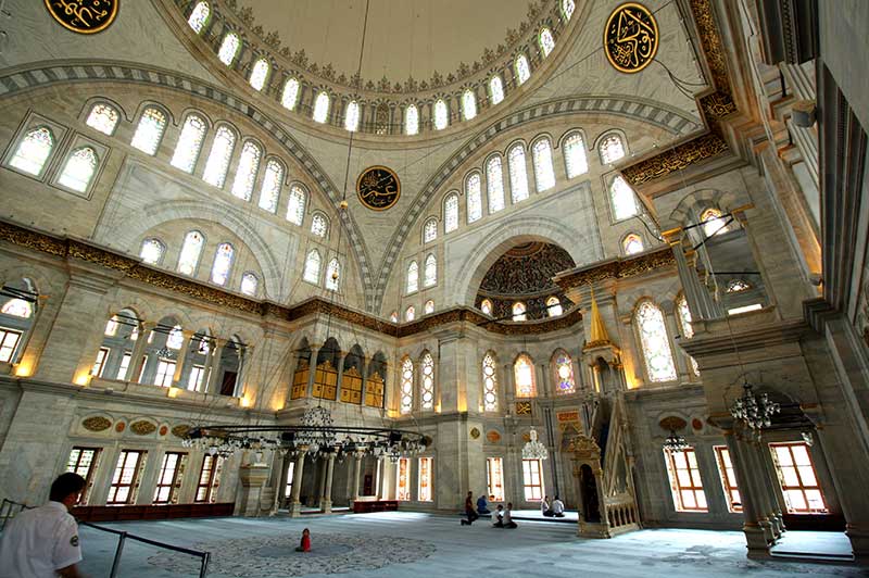 Nuruosmaniye Camii Barok tarzda Türkiye mimari örneği.