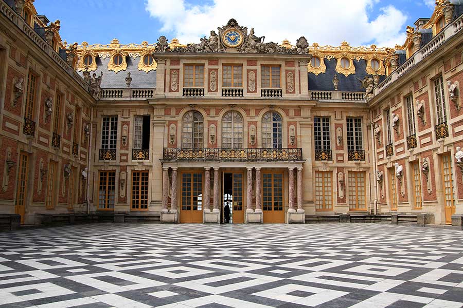 Versailles Sarayı, Fransa'da barok mimari akımına örnek.