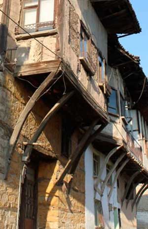 Türk evi payanda, eli böğründe örneği