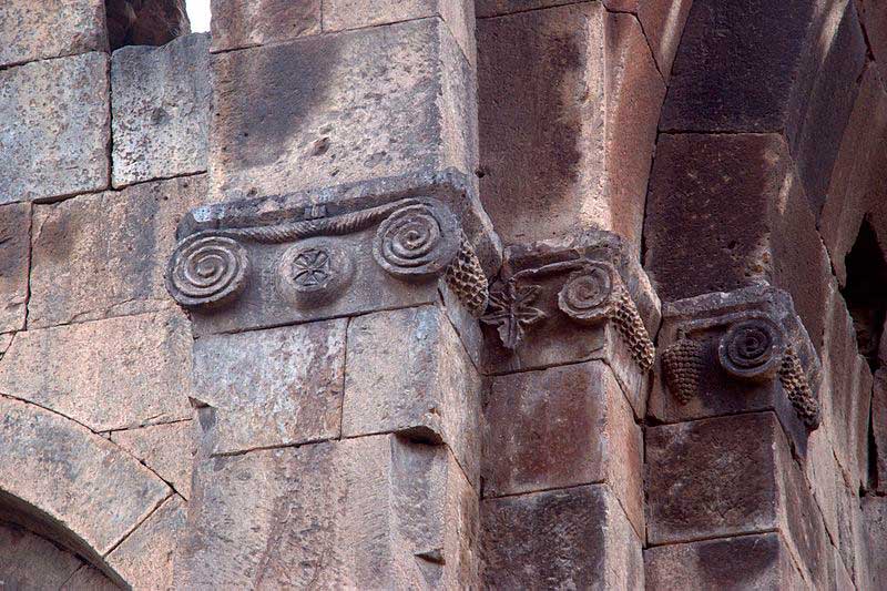 Üzengi taşı ve kemer birleşimi