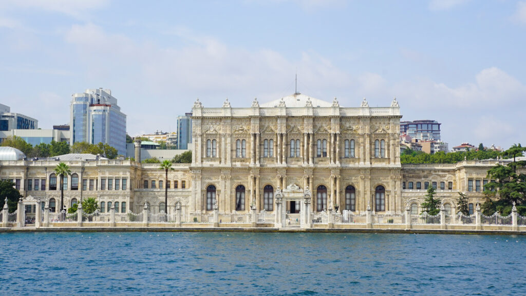 Istanbul neoklasik mimariye örnek yapi
